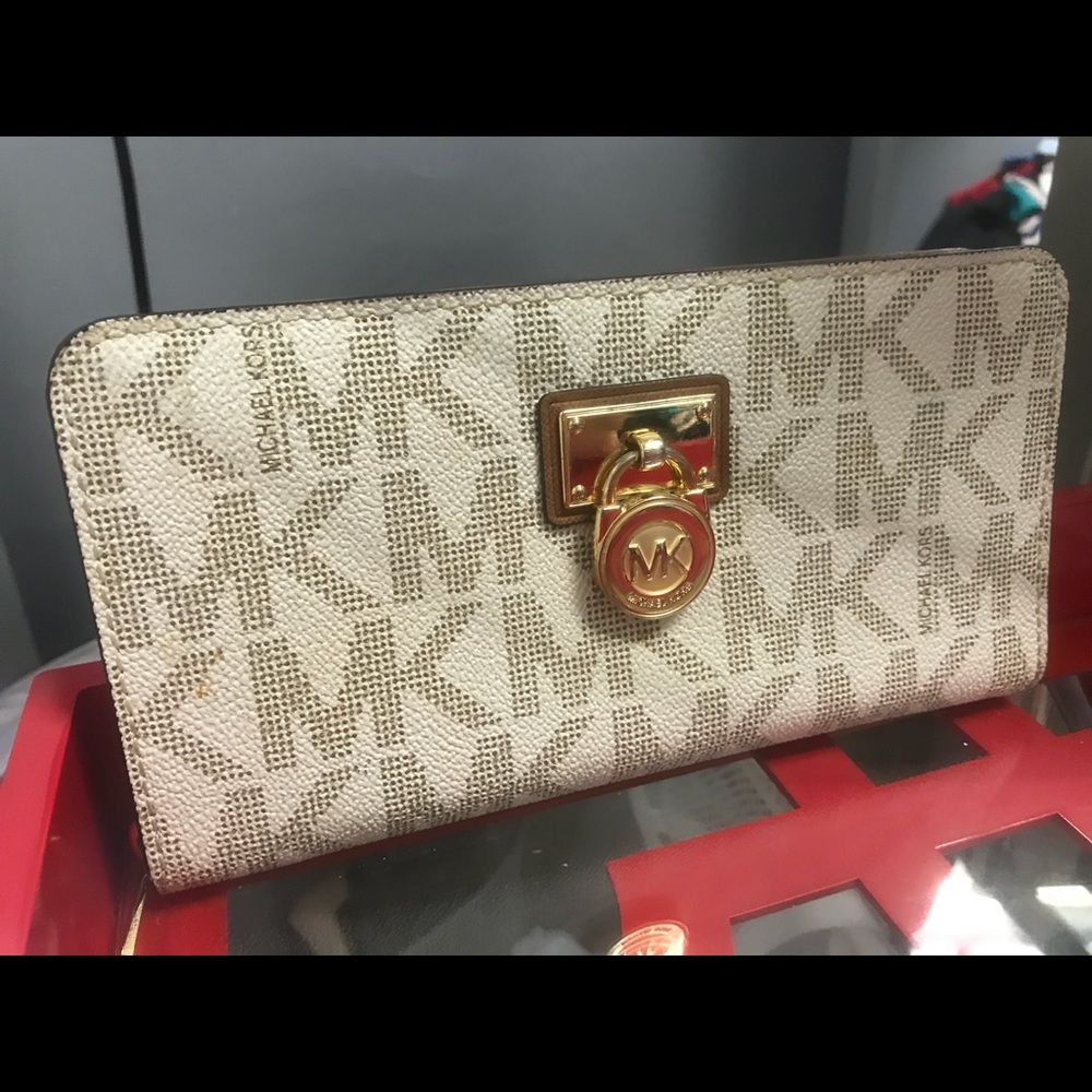 Excellent Condition Michael Kors Wallet !